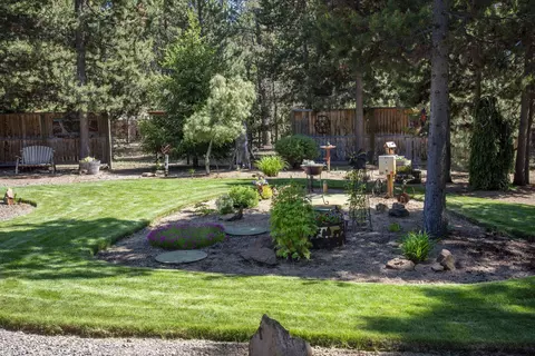 Exterior - 16121 Lava Dr, La Pine, OR 97739 photo 4 of 9