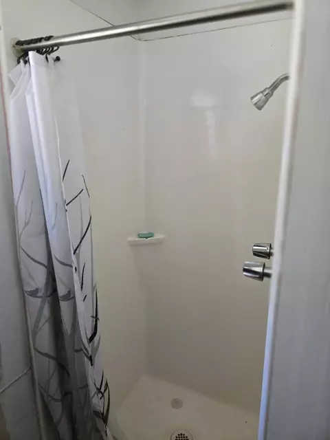 Bath - 52225 Lechner Ln, La Pine, OR 97739 photo 1 of 2