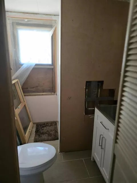 Bath - 52225 Lechner Ln, La Pine, OR 97739 photo 2 of 2