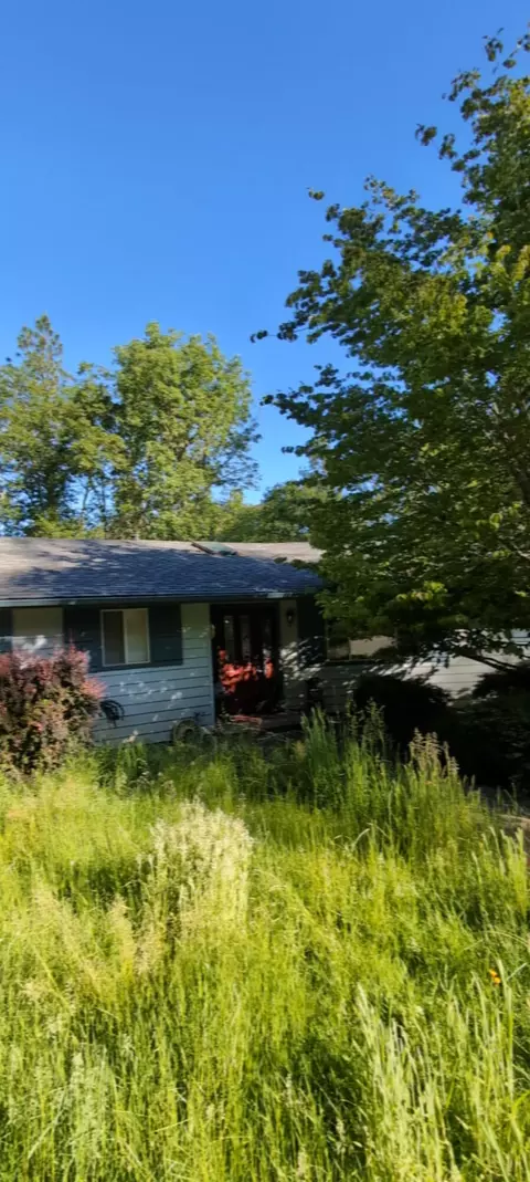320 Woodlake Dr, Grants Pass, OR 97527