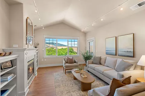 989 Golden Aspen Pl, Ashland, OR 97520