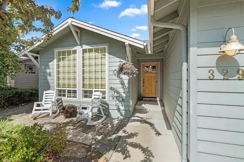 329 Phoenix Hills Dr, Phoenix, OR 97535