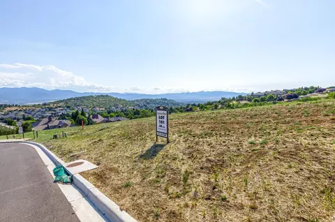 5679 Autumn Park Dr, Medford, OR 97504