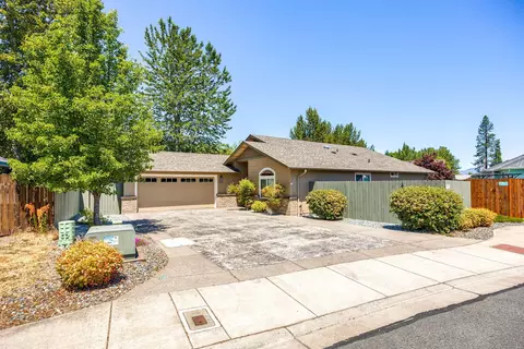 1542 SW Yucca Dr, Grants Pass, OR 97527
