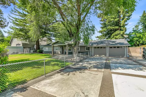 2631 Delta Waters Rd, Medford, OR 97504