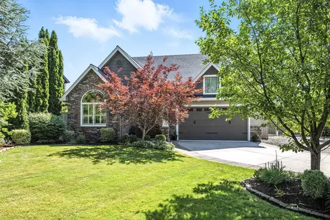 3627 Creek View Dr, Medford, OR 97504