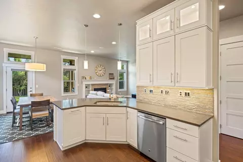 Kitchen - 19692 Aspen Ridge Dr, Bend, OR 97702 photo 3 of 4