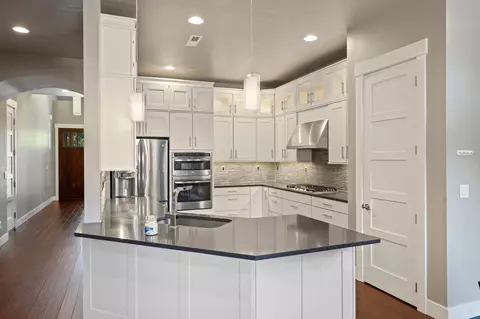 Kitchen - 19692 Aspen Ridge Dr, Bend, OR 97702 photo 1 of 4