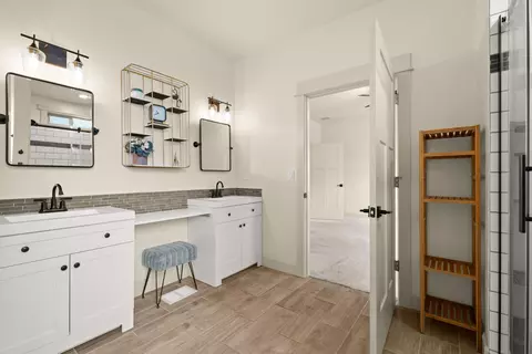 Bath - 63227 Brad St, Bend, OR 97701 photo 5 of 6