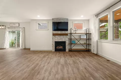 Living - 63227 Brad St, Bend, OR 97701 photo 2 of 3