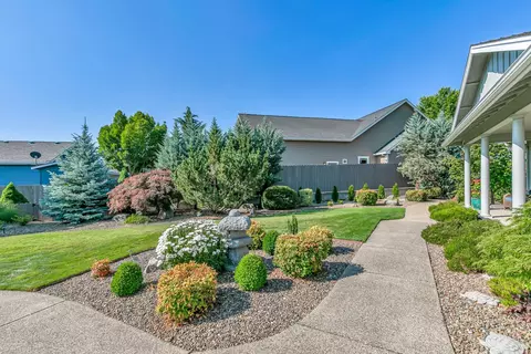 Exterior - 1620 Pacific Ln, Phoenix, OR 97535 photo 5 of 13