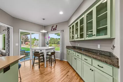 Kitchen - 1620 Pacific Ln, Phoenix, OR 97535 photo 4 of 7