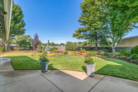 Exterior - 1620 Pacific Ln, Phoenix, OR 97535 photo 7 of 13