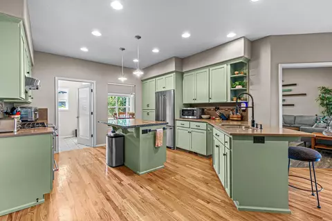 Kitchen - 1620 Pacific Ln, Phoenix, OR 97535 photo 3 of 7
