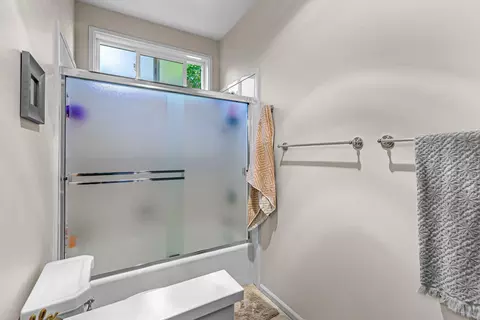 Bath - 1620 Pacific Ln, Phoenix, OR 97535 photo 3 of 3