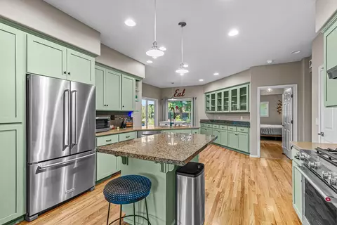 Kitchen - 1620 Pacific Ln, Phoenix, OR 97535 photo 1 of 7