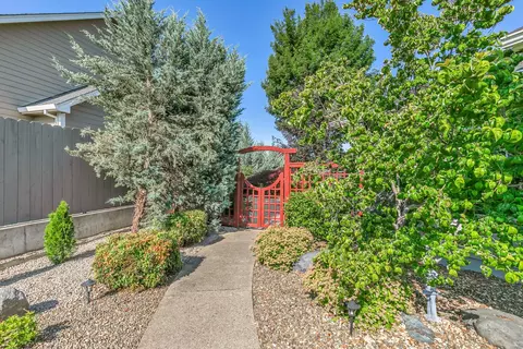 Exterior - 1620 Pacific Ln, Phoenix, OR 97535 photo 6 of 13