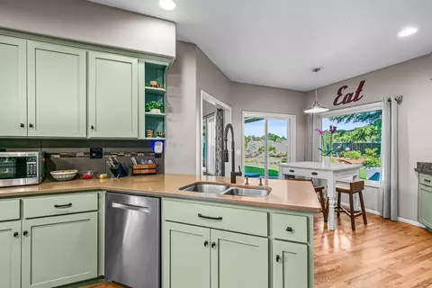 Kitchen - 1620 Pacific Ln, Phoenix, OR 97535 photo 7 of 7