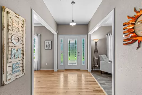 Entry Way - 1620 Pacific Ln, Phoenix, OR 97535 photo 1 of 2
