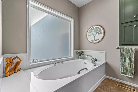 Bath - 1620 Pacific Ln, Phoenix, OR 97535 photo 1 of 3