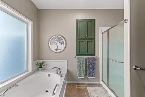 Bath - 1620 Pacific Ln, Phoenix, OR 97535 photo 2 of 3