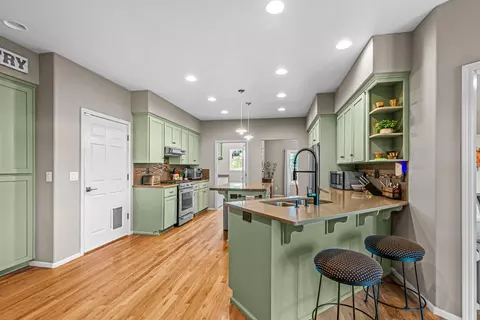 Kitchen - 1620 Pacific Ln, Phoenix, OR 97535 photo 5 of 7