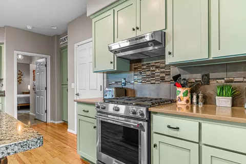 Kitchen - 1620 Pacific Ln, Phoenix, OR 97535 photo 6 of 7