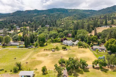 1272 Goldstone Dr, Central Point, OR 97502