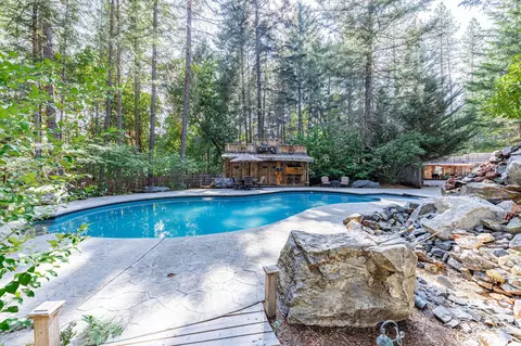 286 Thornbrook Dr, Merlin, OR 97532