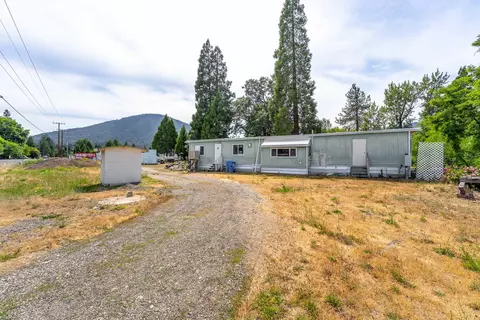 110 Hogue Dr, Selma, OR 97538
