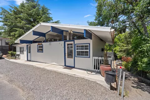 284 E Main St, Eagle Point, OR 97524 photo 1