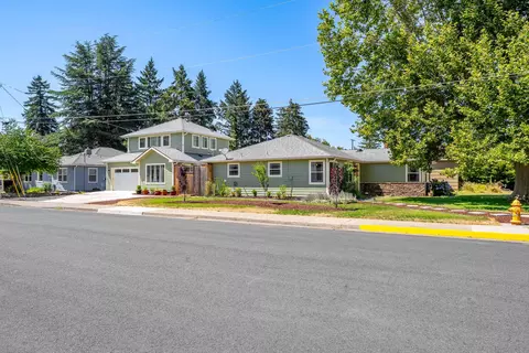 606 NE Dean Dr, Grants Pass, OR 97526