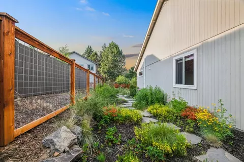 20392 SE Lois Way, Bend, OR 97702 photo 27