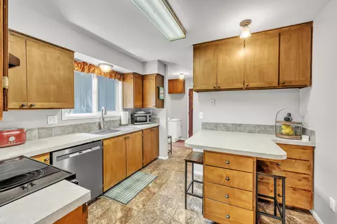 Kitchen - 52300 Barberry Cir, La Pine, OR 97739 photo 2 of 5