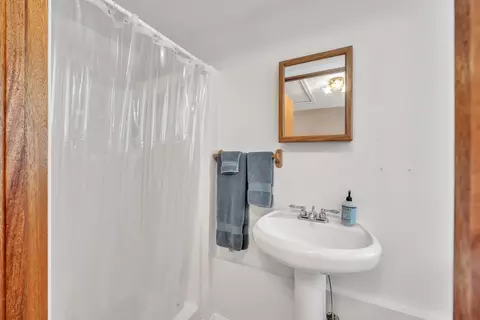 Bath - 52300 Barberry Cir, La Pine, OR 97739 photo 4 of 5