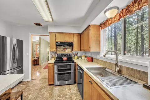 Kitchen - 52300 Barberry Cir, La Pine, OR 97739 photo 3 of 5