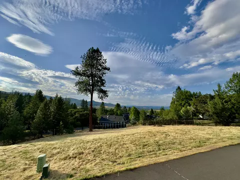 825 Royal Ln, Jacksonville, OR 97530