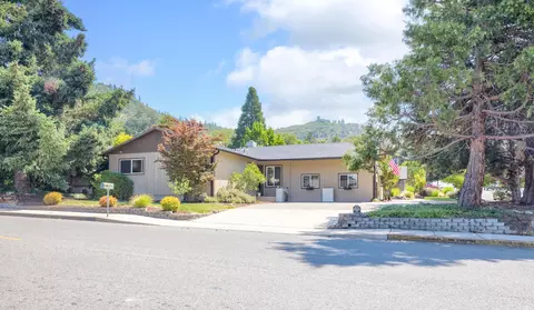 705 NE Beacon Dr, Grants Pass, OR 97526