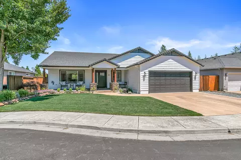 217 Glenwood Dr, Eagle Point, OR 97524