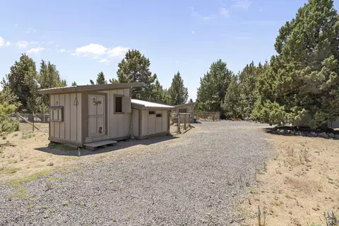 Exterior - 23080 Chisholm Trl, Bend, OR 97702 photo 6 of 8