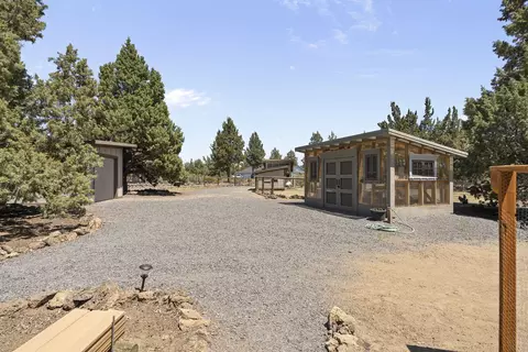 Exterior - 23080 Chisholm Trl, Bend, OR 97702 photo 5 of 8