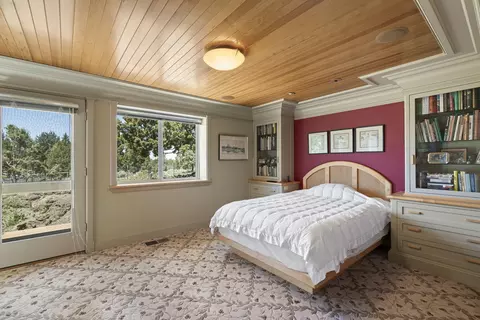 Bedroom - 23080 Chisholm Trl, Bend, OR 97702 photo 1 of 4
