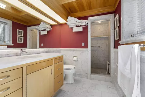 Bath - 23080 Chisholm Trl, Bend, OR 97702 photo 1 of 2