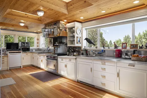 Kitchen - 23080 Chisholm Trl, Bend, OR 97702 photo 1 of 1