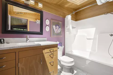 Bath - 23080 Chisholm Trl, Bend, OR 97702 photo 2 of 2