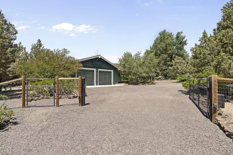 Exterior - 23080 Chisholm Trl, Bend, OR 97702 photo 7 of 8