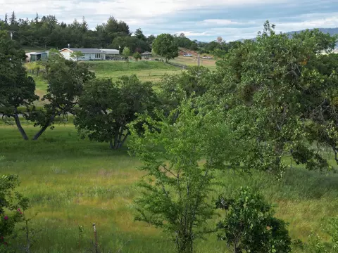 655 W Rolling Hills Dr, Eagle Point, OR 97524 photo 4
