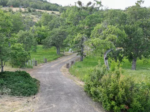 655 W Rolling Hills Dr, Eagle Point, OR 97524 photo 3