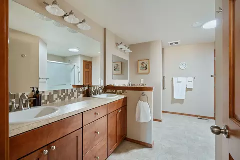 Bath - 17596 Cascade Estates Dr, Bend, OR 97703 photo 3 of 3