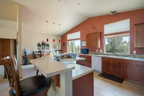 Kitchen - 17596 Cascade Estates Dr, Bend, OR 97703 photo 4 of 5